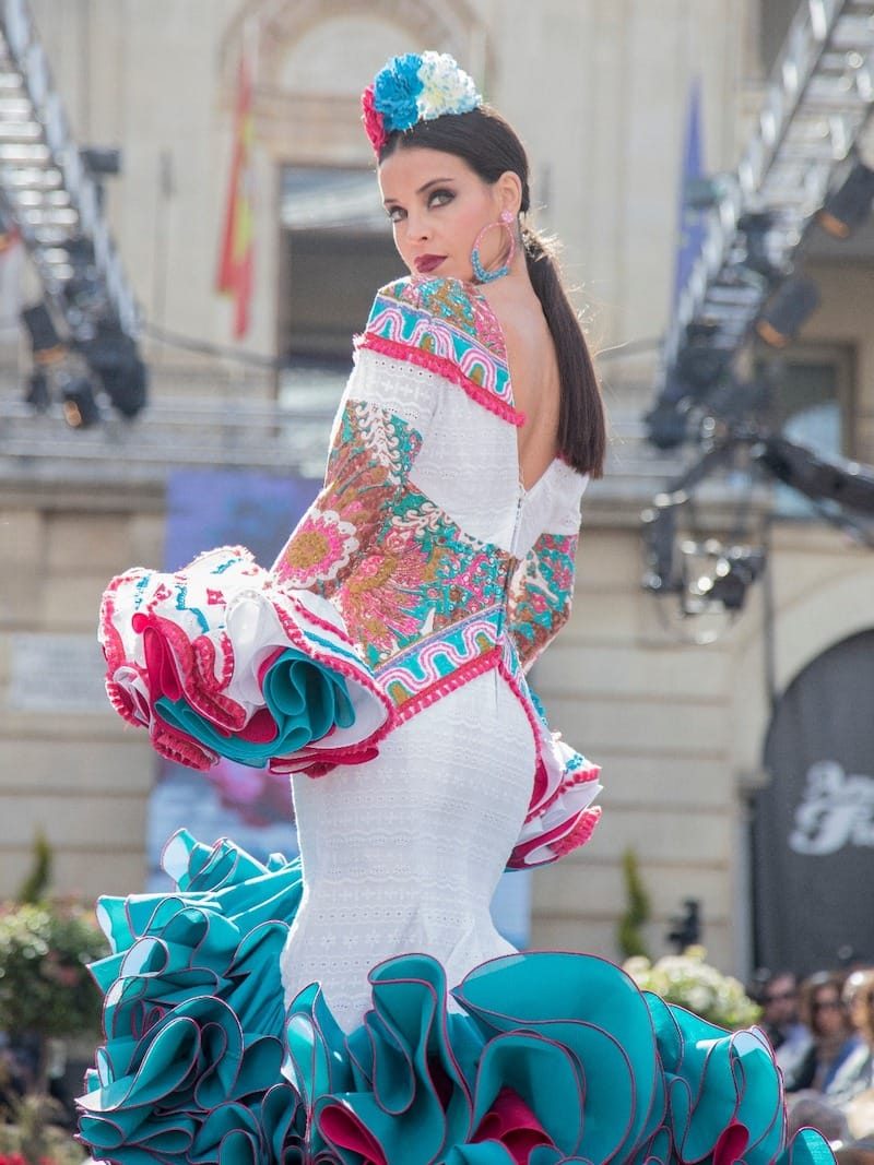 traje de flamenca perforado con cortes de tejido estampado etnico