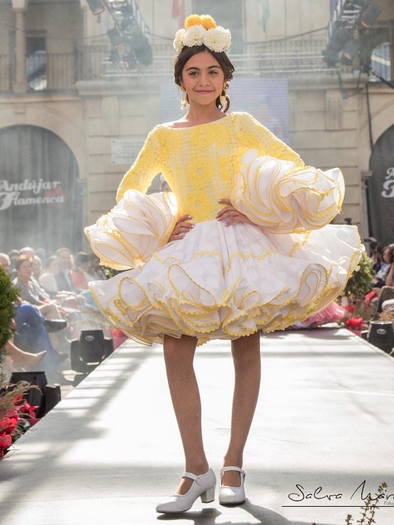 Vestido de flamenca de niña amarillo
