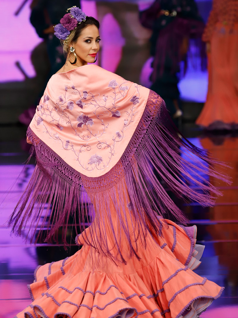 Mantón bordado de flamenca con flecos