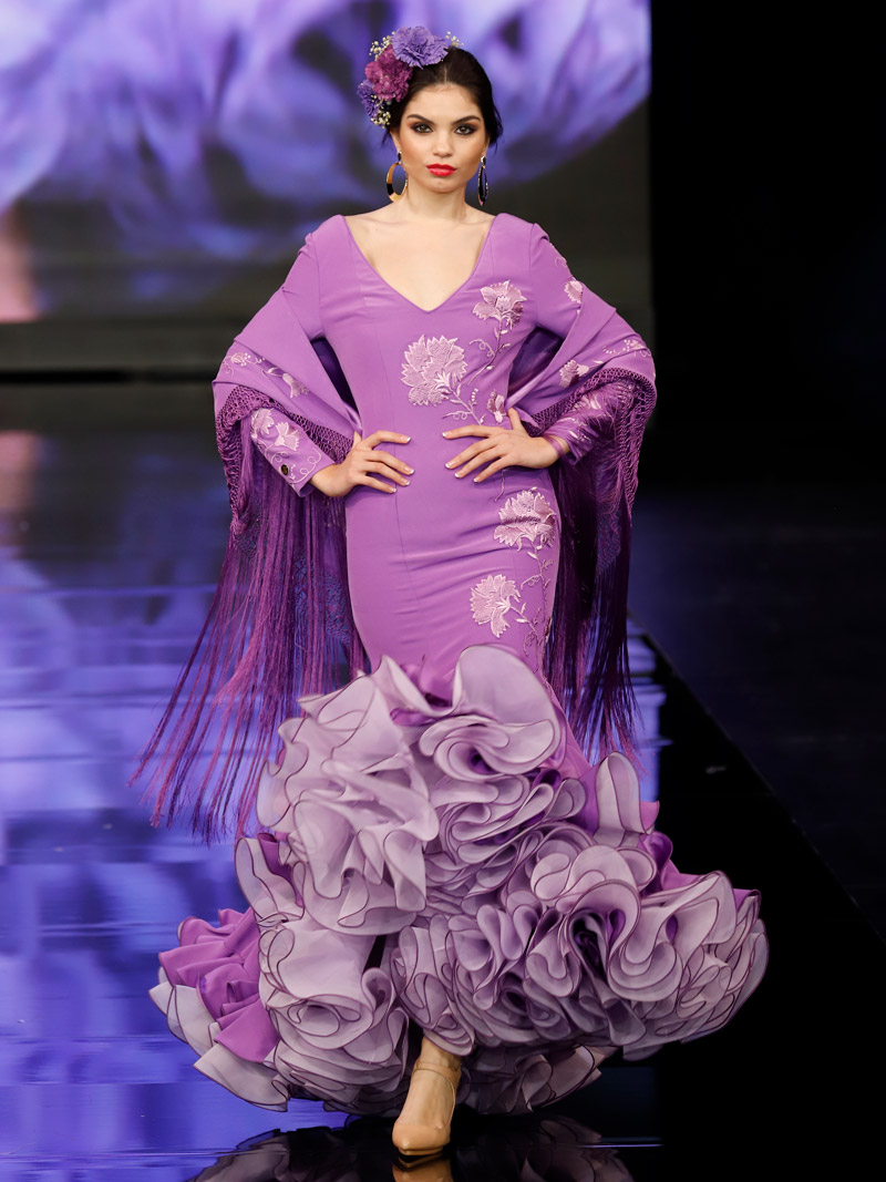 Traje de flamenca malva bordados morado