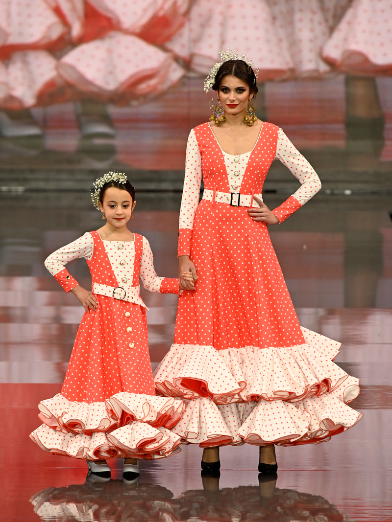 traje de flamenca coral madre e hija