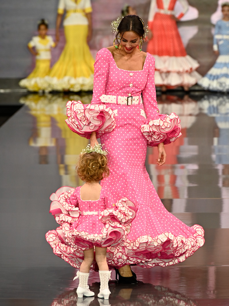 traje de flamenca para niña rosa con volantes