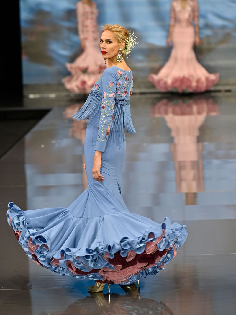traje-flamenca-azulon-bordado-maquillaje-y-flecos-escote