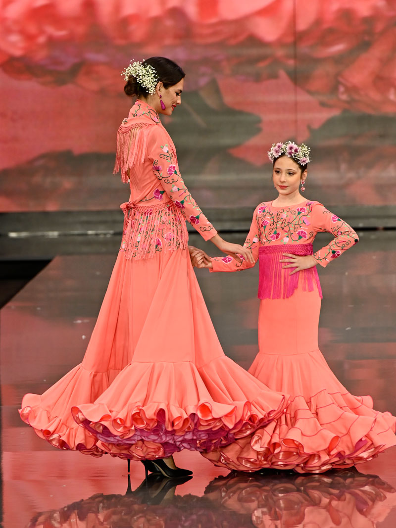 traje-flamenca-color-coral-bordado-fucsia-vuelo
