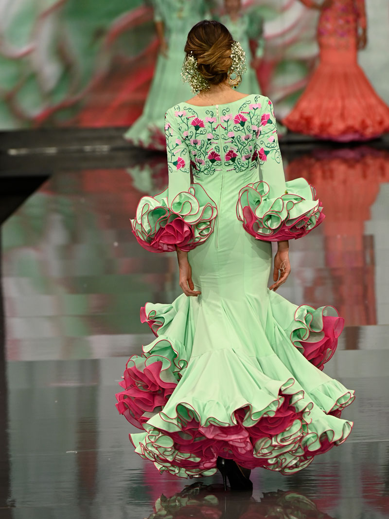 traje-flamenca-color-manzana-bordado-fucsia