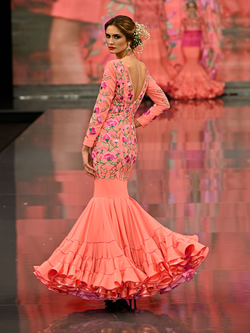 traje-flamenca-coral-bordado-fucsia-completo