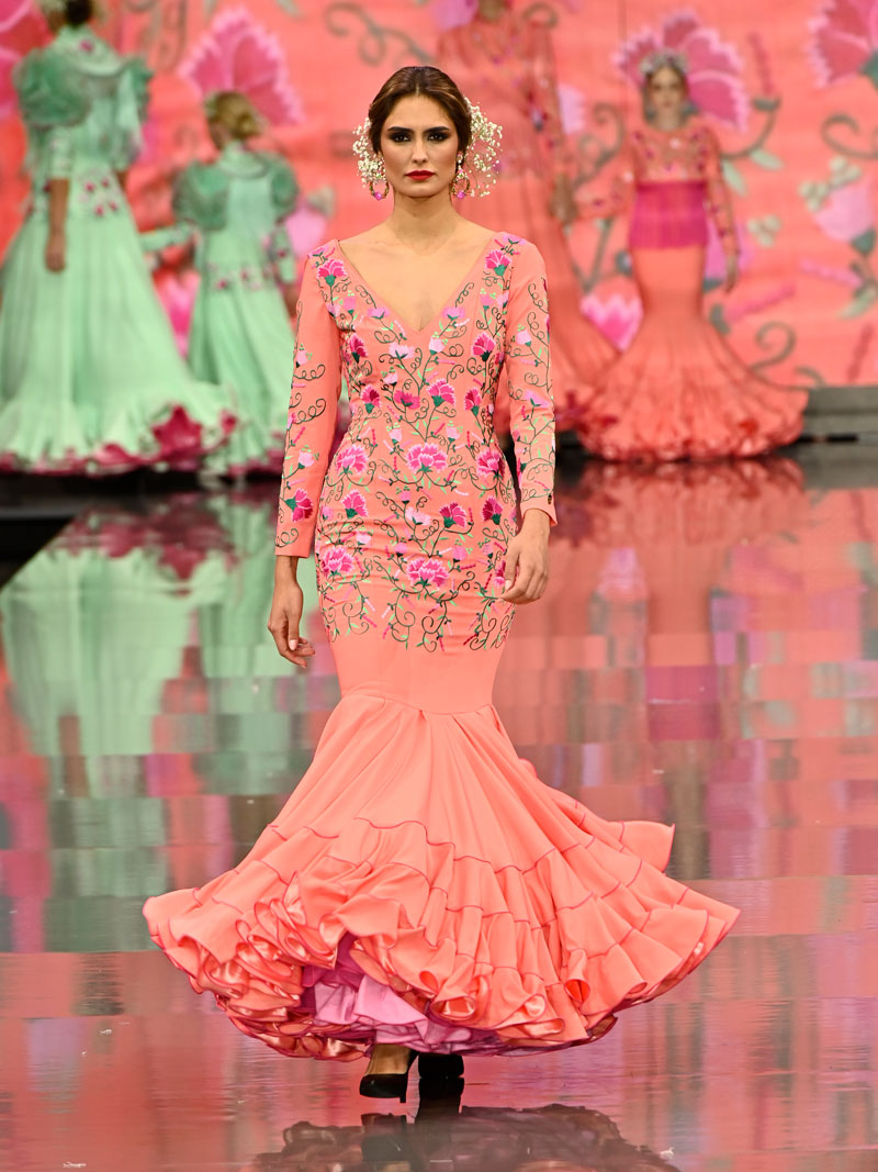 traje-flamenca-coral-bordado-fucsia-entero
