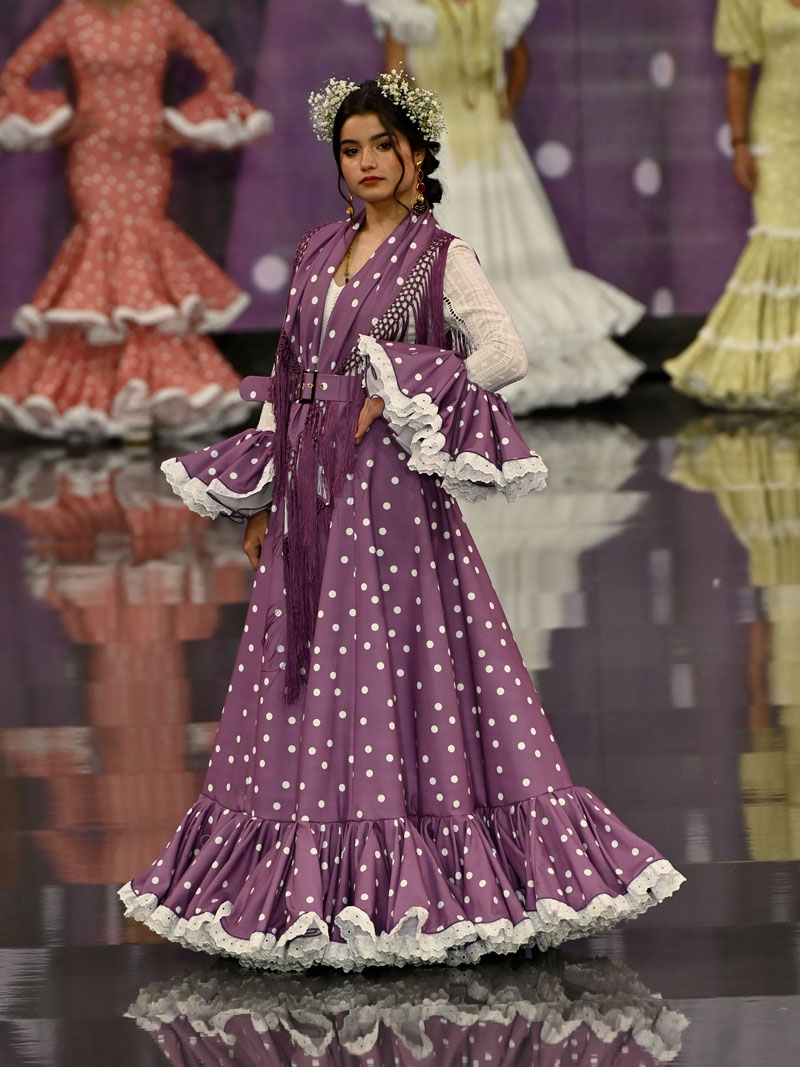 Traje de flamenca para niña morado con lunares falda vuelo - Sara de Benítez | Diseñadora moda