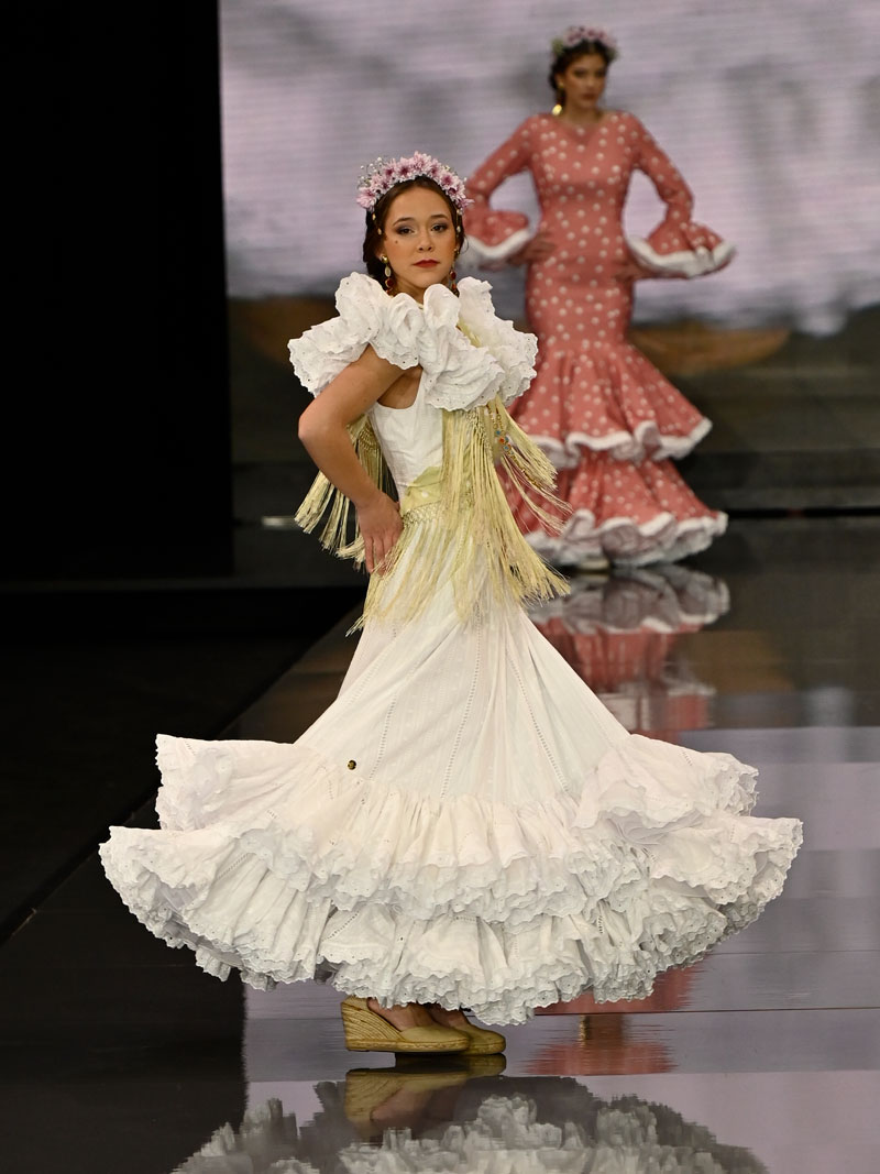 Traje de flamenca para niña blanco con falda de vuelo