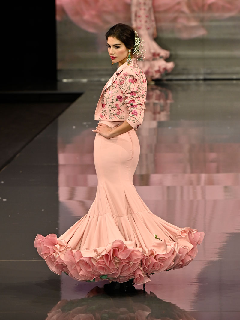traje-flamenca-rosa-y-chaqueta-bordada-mano