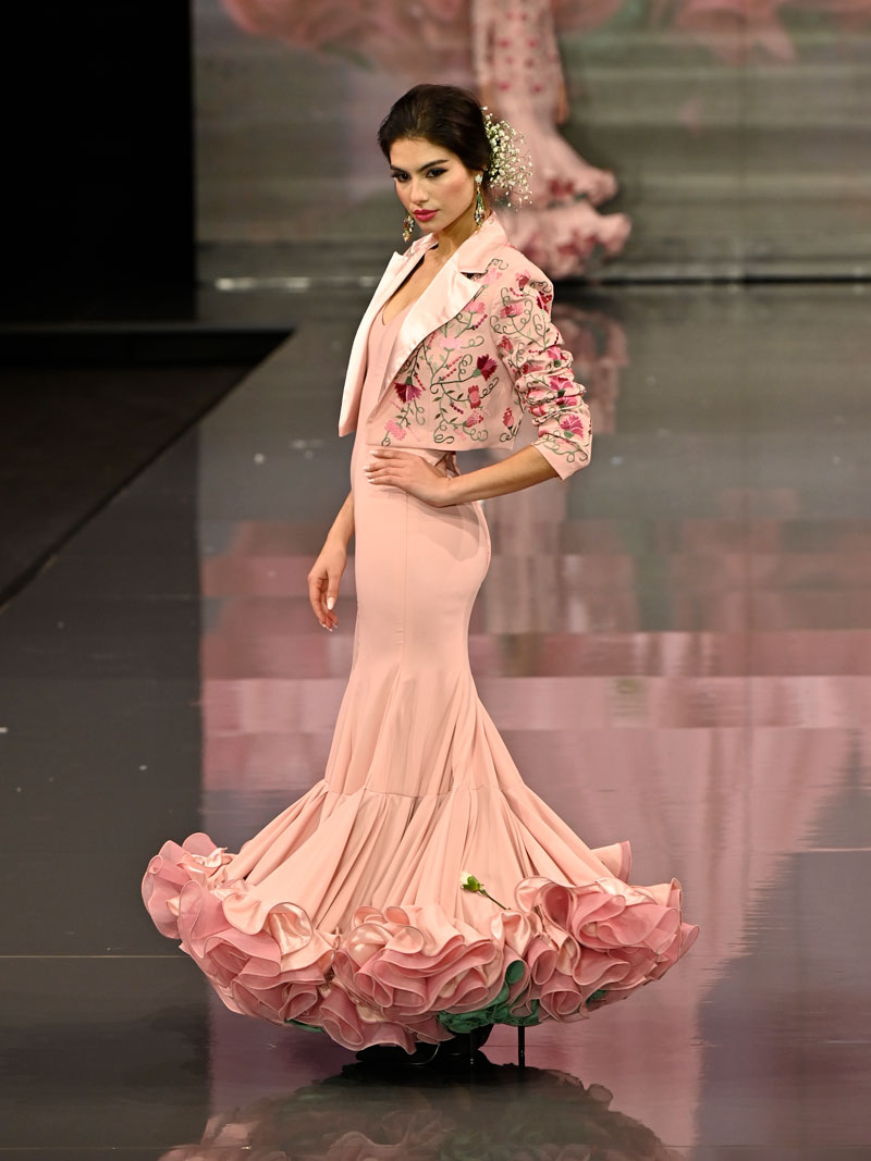 traje-flamenca-rosa-y-chaqueta-bordada