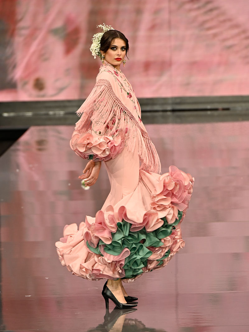Traje de flamenca rosita bordados cortes cintura