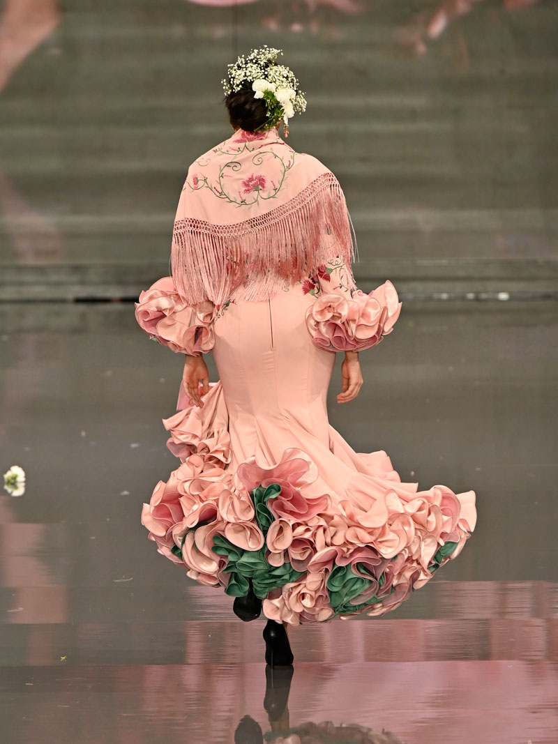 traje-flamenca-rosita-bordados-corte-cintura