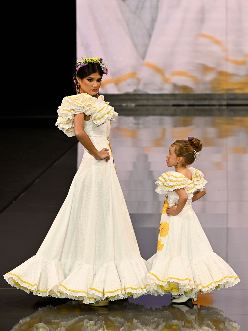 traje-flamenca-vuelo-blanco-perforado-amarillo
