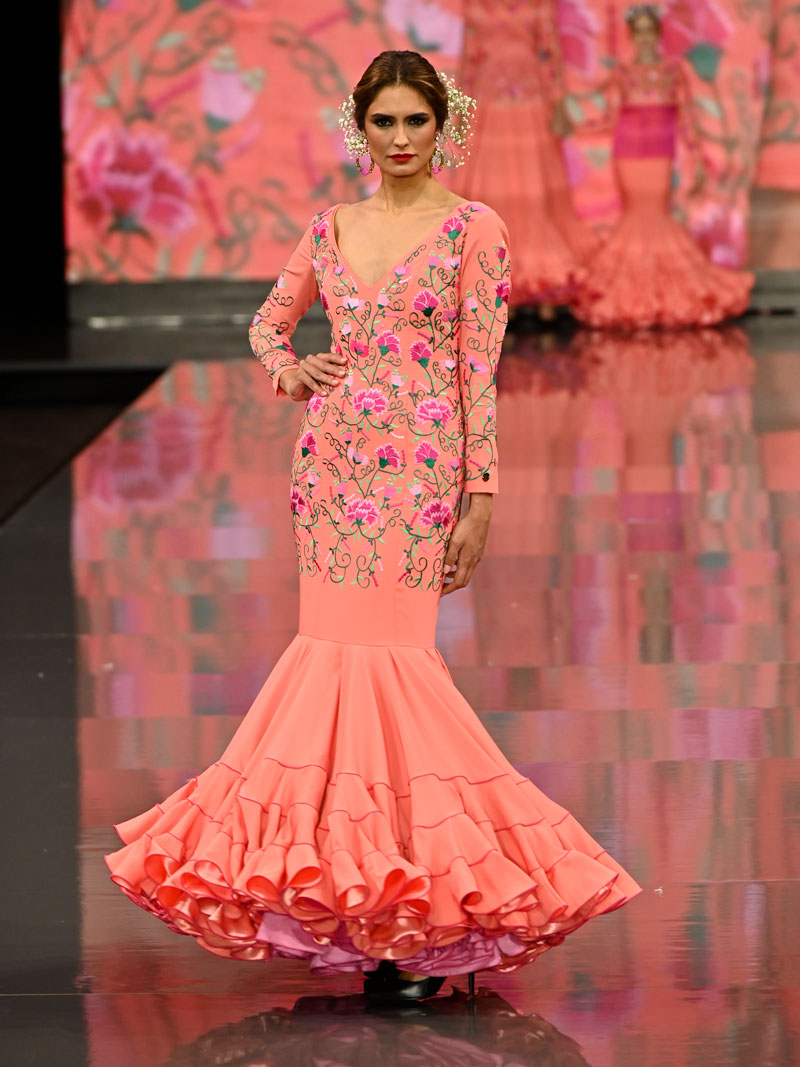 vestido-flamenca-coral-bordado-fucsia-completo
