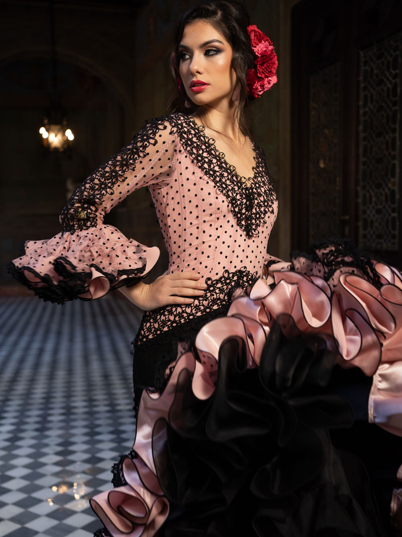 Traje de flamenca para niña morado con lunares y falda vuelo - Sara de  Benítez | Diseñadora de moda